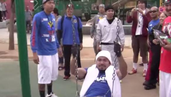 Manny Pacquiao se divierte en el columpio después de entrenar [VIDEO]