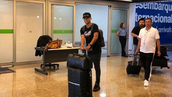 Kevin Quevedo saliendo del aeropuerto de Goiania; su padre aparece detrás. (Foto: Goiás)