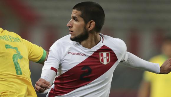 El defensor de la selección peruana está en la mira del poderoso club turco, pero su fichaje dependería de la salida de un brasileño. | Foto: AFP