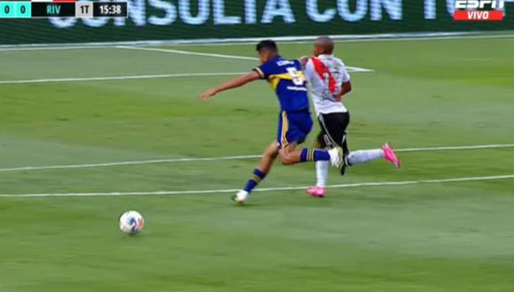 Carlos Zambrano cometió falta contra Nicolás de la Cruz en superclásico Boca vs River