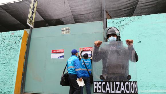 Fueron clausurados cinco establecimientos, ubicados en la cuadra 15 del Jr. Chota, que funcionaban como paraderos de taxis colectivos. (Foto: Municipalidad de Lima)