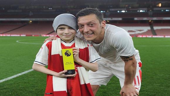 El emotivo adiós de Mesut Özil a hincha que falleció de cáncer