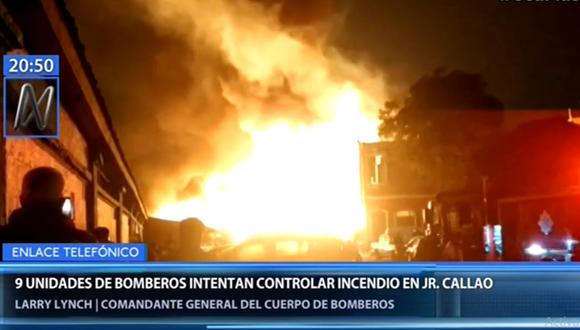 Unas 16 unidades de Bomberos tratan de controlar el incendio en el jirón Callao, en el Cercado de Lima. (Canal N)