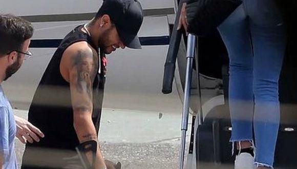 Neymar salió del hospital en muletas y se recuperará en Río de Janeiro