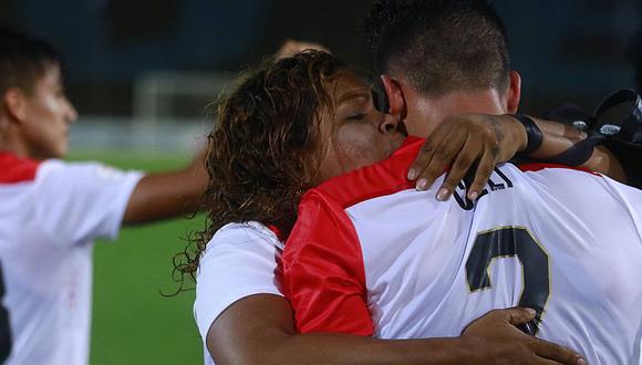 Yuriel Celi marcó segundo gol y su mamá invadió el campo para celebrar [VIDEO]