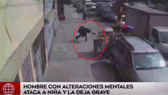 La niña se encontraba al costado del puesto de venta de jugos de su madre cuando el atacante le lanzó el ladrillo a la cabeza. (Captura Video América TV)