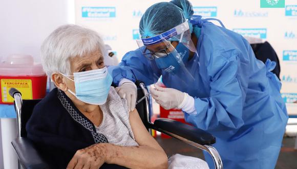 4,600 personas mayores de 80 años serán inmunizadas entre el viernes 16 y domingo 18 de abril, en el polideportivo Limatambo. Foto: Municipalidad de San Borja