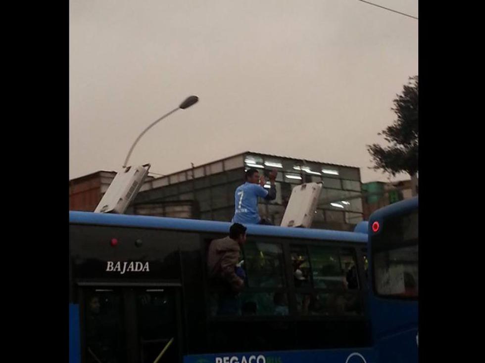 Hinchas de Sporting Cristal se apoderan de buses azules para llegar al estadio [FOTOS]