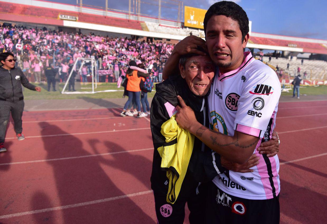 La fotografía de Manco y 'Agüita' no tardó en ser viral a través de redes sociales. (Foto: Twitter Ángel Ramón @Angelrn31)