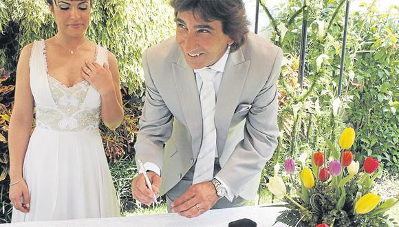 Costas se casa con madre de su hija en emotiva ceremonia