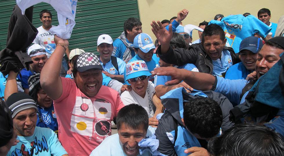 FOTOS: Hinchas de Cristal y Real Garcilaso armaron la previa 