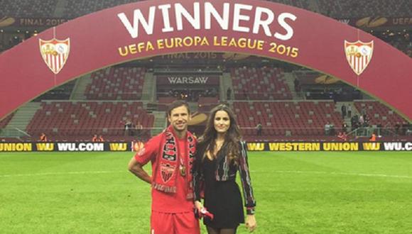 La bella esposa del jugador del Sevilla que atrapó miradas en Varsovia