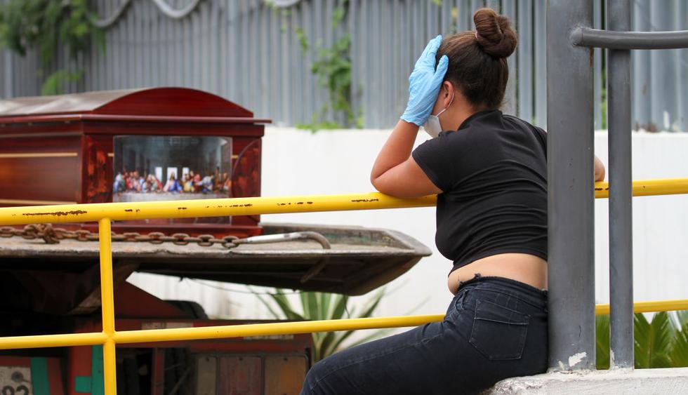 El pánico ha dado paso a una sensación de horror por el trato que están recibiendo los cuerpos en Guayaquil, en medio de la desinformación e imágenes sin filtro que se propagan por redes sociales. (Enrique Ortiz / AFP)