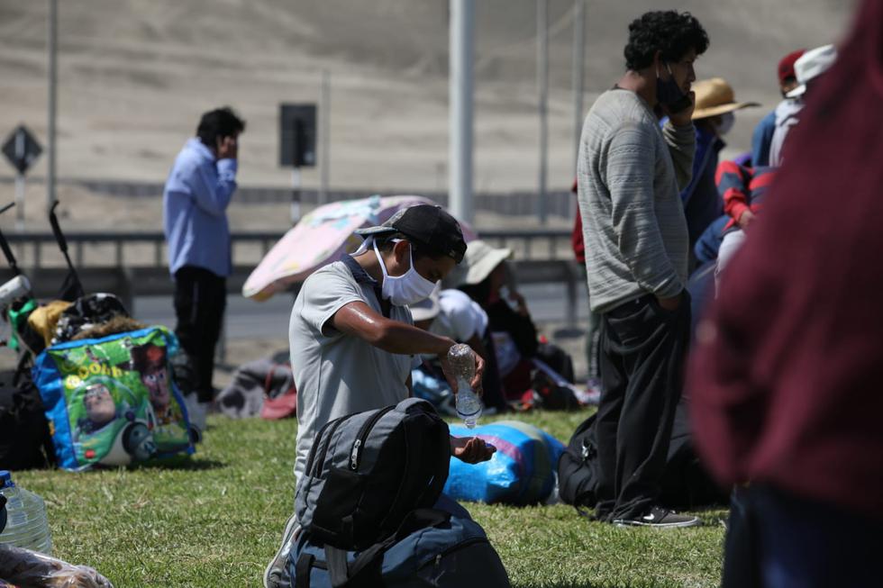 Cusco: decena de pobladores caminan por la Panamericana Sur para llegar a la Ciudad Imperial. Foto: Britanie Arroyo / GEC