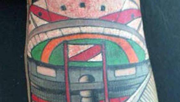 Fernando Cavenaghi se tatúa estadio de River Plate en el brazo