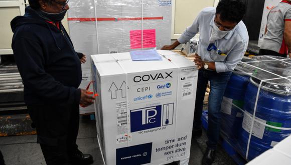 Covax Facility confirmó que no cumplirá con la entrega al Perú de las 13,2 millones de dosis contra el COVID-19 comprometidas para este 2021. (Foto: AFP)