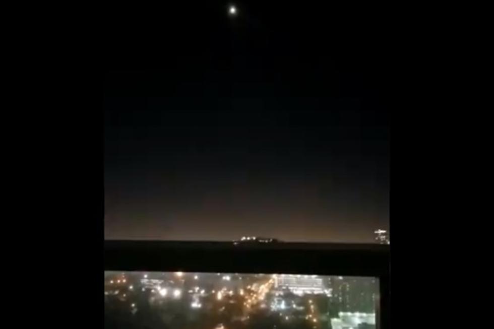 Otros aseguran y creen en la veracidad del material, pues en ese momento en distintos países también se notificó la presencia de estos objetos voladores.| Foto: Twitter/Daniel High