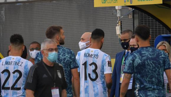 A los 5 minutos ingresó al campo de juego funcionarios de la agencia de salud brasileña Anvisa con órdenes contra cuatro jugadores argentinos, que actúan en la Premier League, señalados de violar los protocolos anticovid al ingresar a Brasil.  | Foto: AFP
