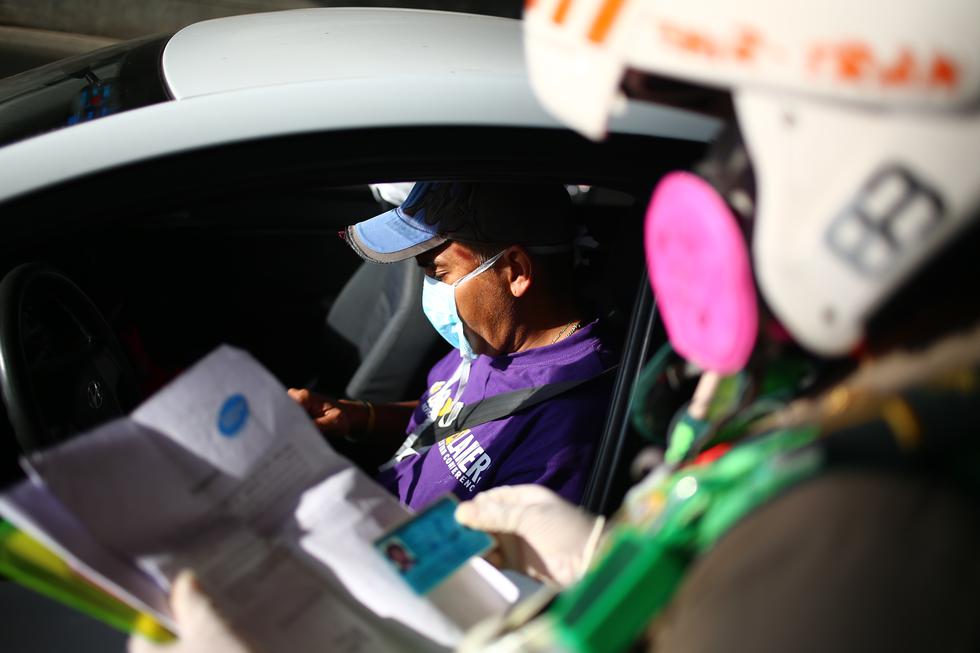 POLICIA DE TRANSITO HACE OPERATIVO PARA REVISAR  PASE DE TRANSITO VEHICULAR