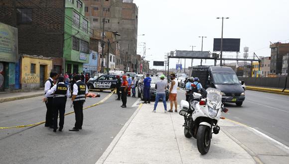 Motociclista muere por una bala perdida producto del enfrentamiento entre barristas. Fotos: Allen Quintana. @photo.gec