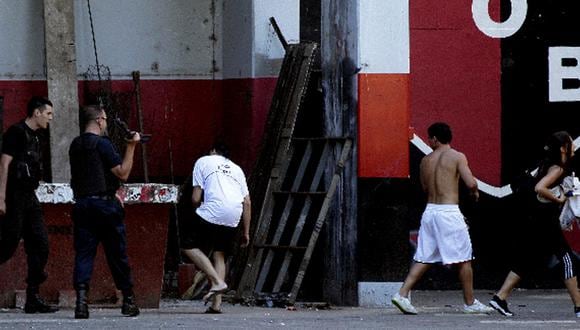 Mira cómo los hinchas de Rosario Central y Newell''s se agarran a balazos