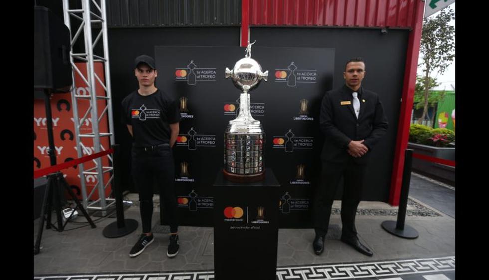 Así luce en Lima el trofeo de la Copa Libertadores. (Foto: Violeta Ayasta / GEC)