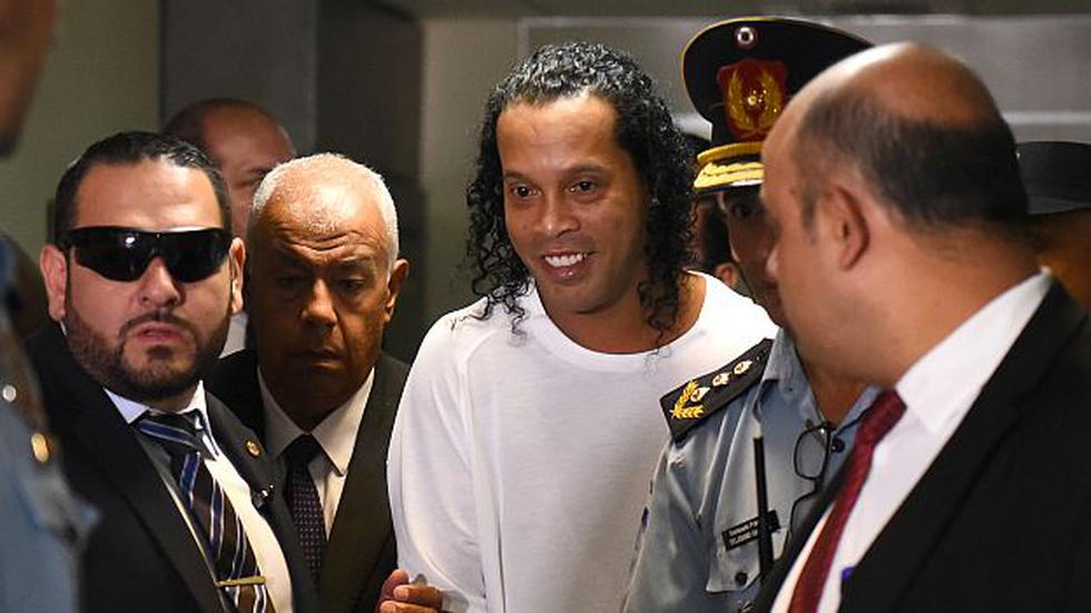 Ronaldinho está preso en Paraguay por supuesto uso de documentos falsos. (Foto: AFP)