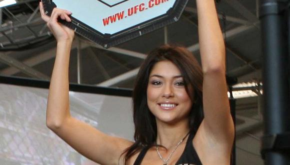 Ampayan a reina de UFC haciendo topless en México