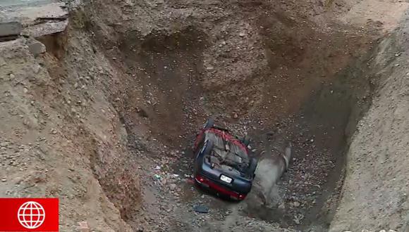 Conductor se salva de morir tras caer a profunda excavación. (Captura: América Noticias)