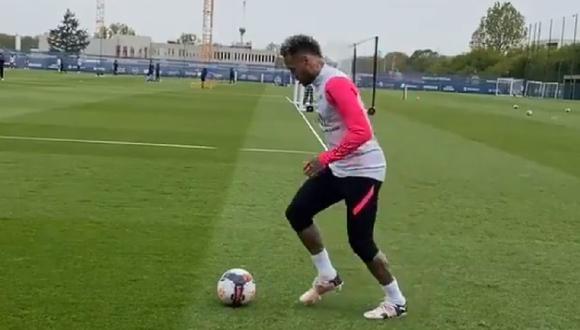 Neymar y el PSG compartieron un vídeo en el que muestran un sensacional truco que realizó el brasileño durante un entrenamiento. (Twitter PSG)