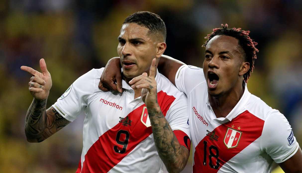 -FOTODELDIA- CAF26167. RÍO DE JANEIRO (BRASIL), 07/07/2019.- El jugador de Perú Paolo Guerrero (i) celebra un gol, durante el partido Brasil-Perú final de la Copa América de Fútbol 2019, en el Estadio Maracanã de Río de Janeiro, Brasil, hoy 7 de julio de 2019. EFE/Fernando Bizerra