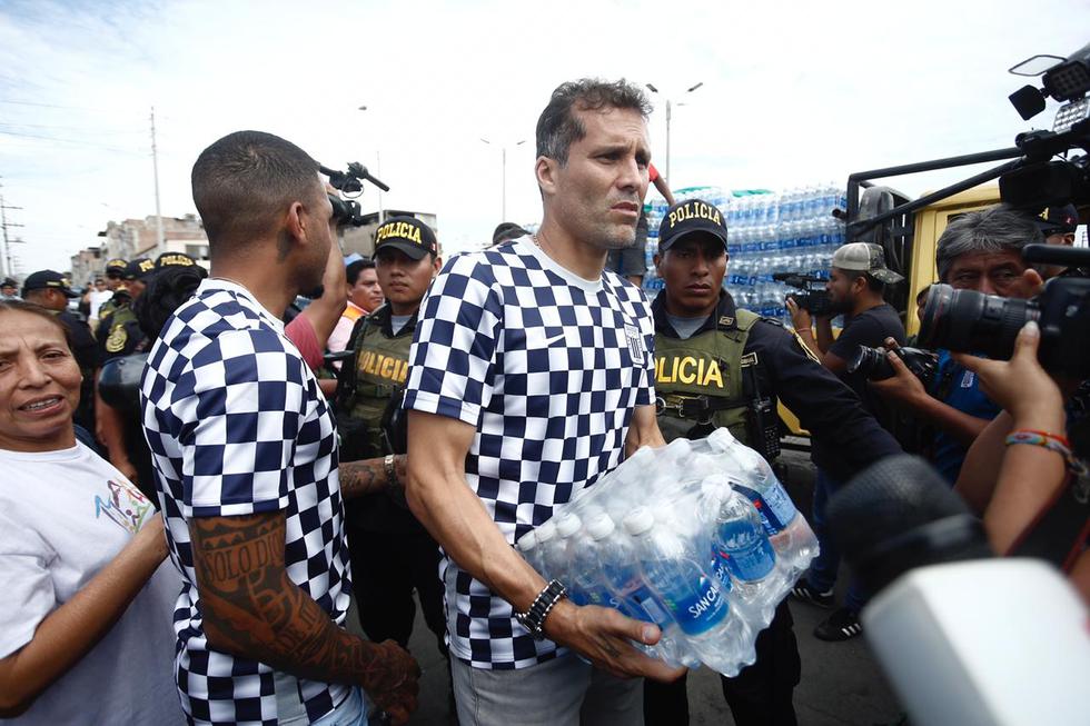 Alianza Lima: jugadores llegaron a Villa El Salvador para dejar ayuda a los damnificados. Fotos: Joel Alonzo / GEC