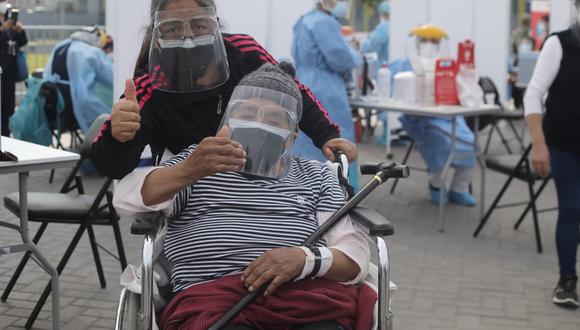Adultos mayores de 80 años residentes de 28 distritos serán vacunados este fin de semana. Foto: Jorge Cerdán/ @photo.gec)