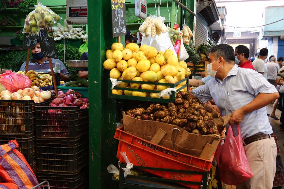 Así es la salida de hombres a los mercados de Lima tras medida de Martín Vizcarra. Foto: Hugo Curotto / GEC