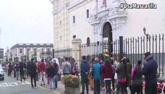 Numeroso grupo de fieles de San Judas Tadeo llegan hasta los exteriores de la iglesia San Francisco. (Captura: Canal N)
