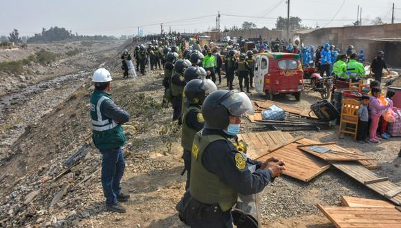 Policía Nacional apoya en la intervención de desalojo de personas que ocupan ilegalmente un terreno cerca al río Chillón. (Foto: Municipalidad de Carabayllo)