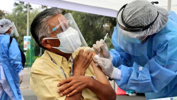 Este lunes 31 de mayo se inicia vacunación contra el COVID-19 para personas de 63 y 64 años. (Foto: Minsa)
