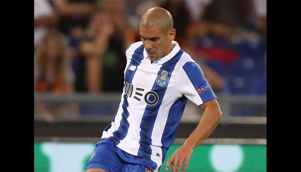 Maximiliano Pereira (Benfica) está libre tras su paso por el Porto hasta mediados del 2019. (Foto: AFP)