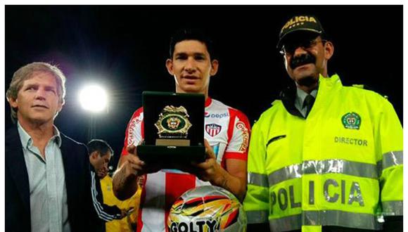 Roberto Ovelar recibe premio de la policia colombiana por fair play [VIDEO]