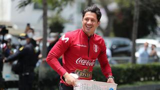 Un bonito gesto: Gianluca Lapadula firma la bandera peruana a un hincha en Italia