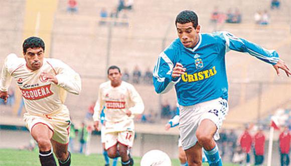 Piero Alva siempre marcó en estos partidos con la celeste y la crema