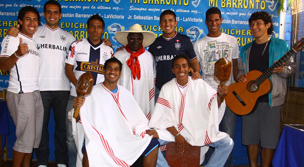 Jugadores de Alianza y San Martin festejan el dia de la Canción Criolla