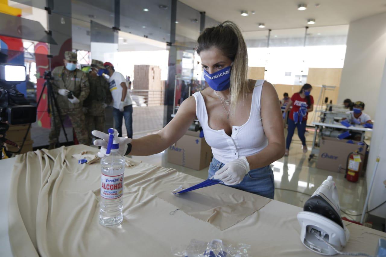 La Municipalidad de La Victoria confecciona 100mil mascarillas para repartirlas gratuitamente. Alejandra Baigorria y el alcalde George Forsyth estuvieron presentes.