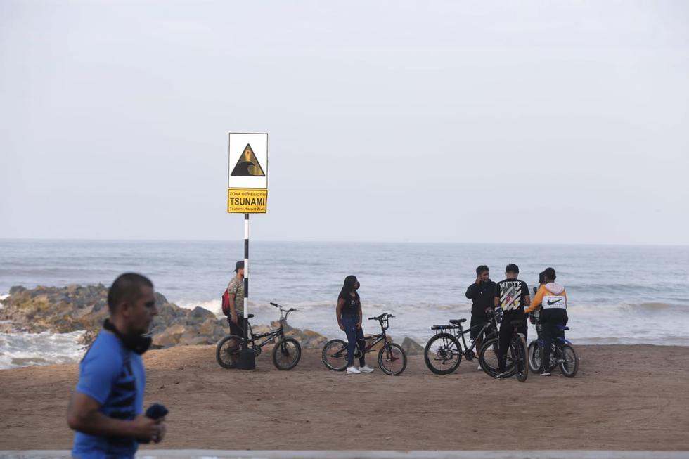 Algunas personas aprovecharon las Elecciones generales de Perú de 2021 para acudir con sus familias a algunas playas de la capital pese a que está prohibido el ingreso a estas, salvo para realizar deportes acuáticos. (Foto: Andrés Paredes / @photo.gec)