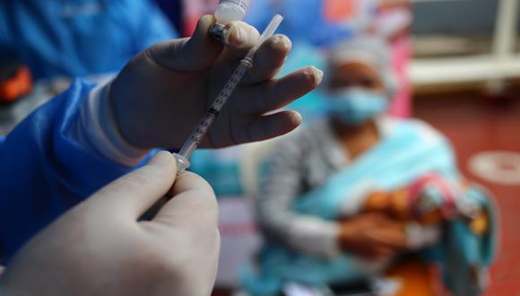 Las vacunas contra el COVID-19 serán suministradas en primer lugar al personal de salud que lucha contra la pandemia. (Foto: Hugo Curotto/GEC)