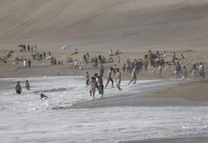 Chorrillos: varios grupos de personas se bañaron en la playa La Chira pese a prohibición