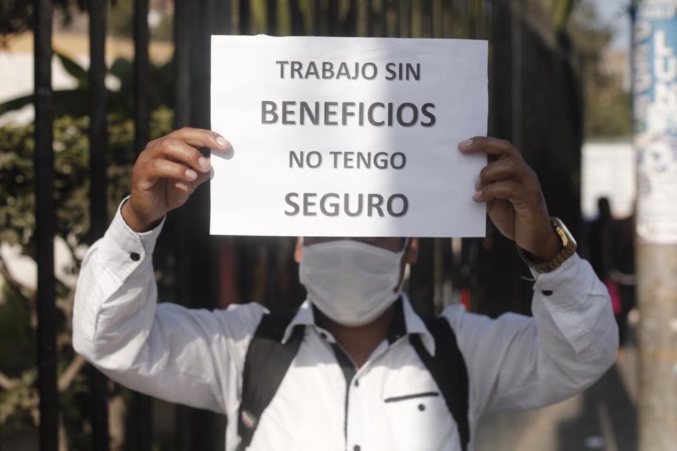 Coronavirus: enfermeros del Hospital Nacional Hipólito Unánue protestan por falta de bono e implementos. Fotos: Leandro Britto.