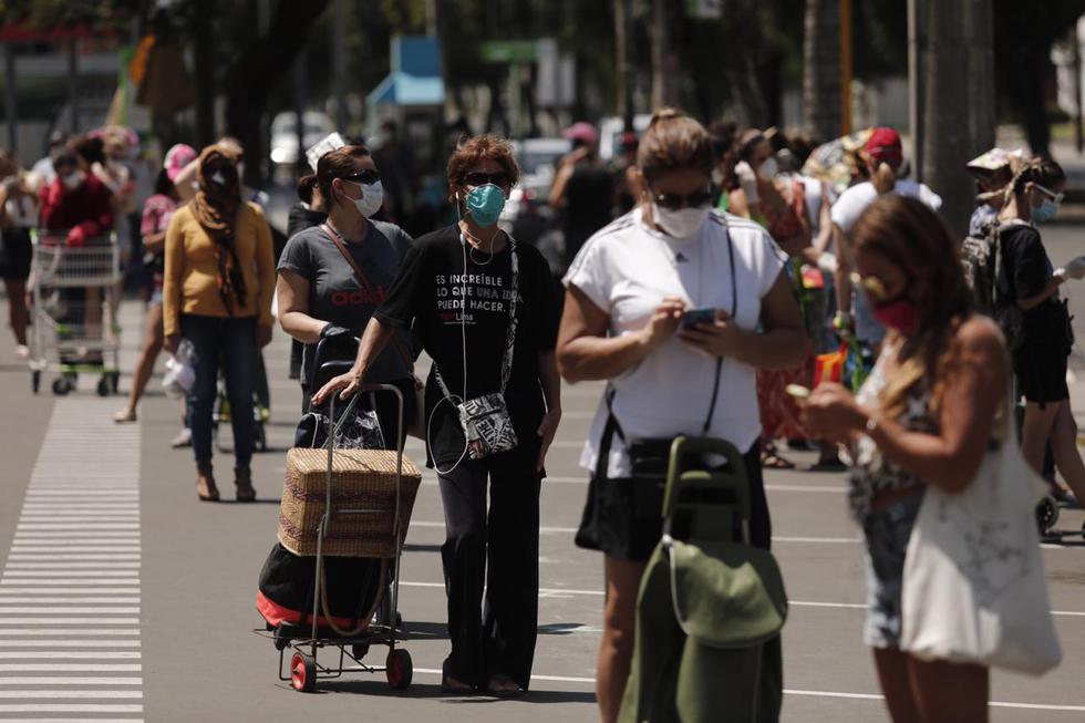 Así lucieron las largas colas en Wong en el día que solo salen mujeres. Foto: Leandro Britto / GEC