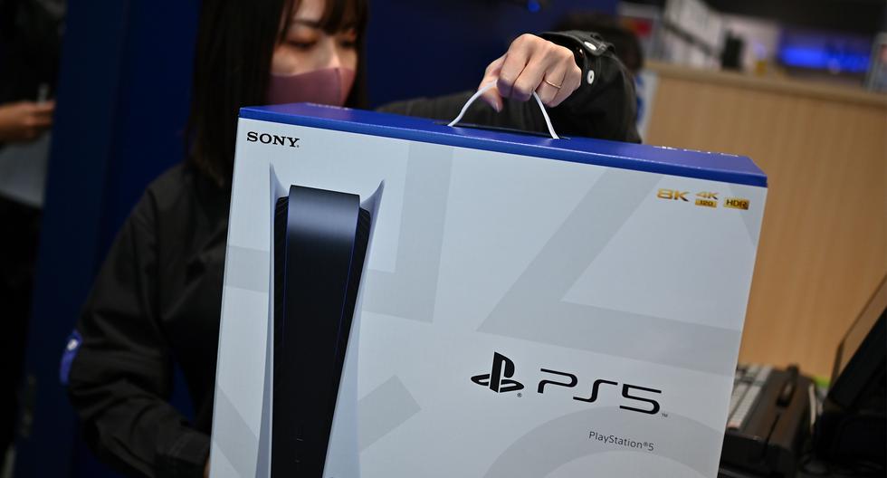 Un empleado prepara la nueva consola de juegos Sony PlayStation 5 para un cliente el primer día de su lanzamiento, en una tienda en Kawasaki, prefectura de Kanagawa (Japón), el 12 de noviembre de 2020. (AFP / CHARLY TRIBALLEAU).