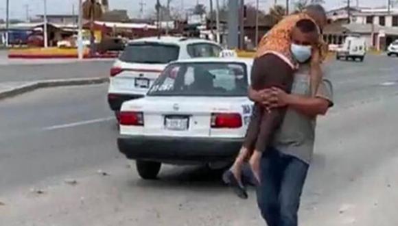 En México, hombre lleva a su madre en brazos a vacunarse contra el coronavirus.